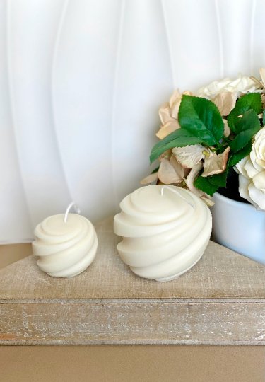 Minimalist Swirl Candles – Handcrafted Soy Wax Décor
